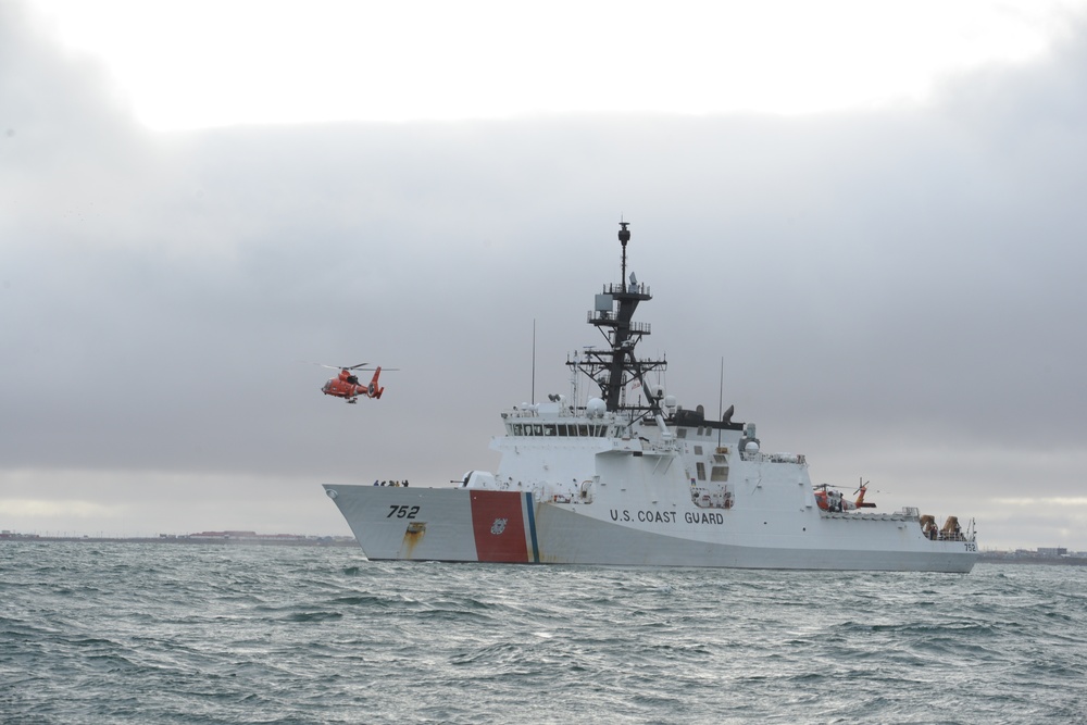 Vice Adm. Chuck Michel visits CGC Stratton in the Arctic