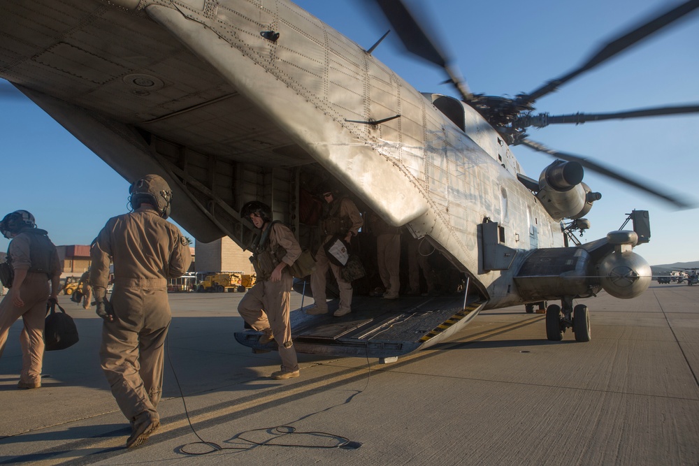 HMH-465 conducts troop transport