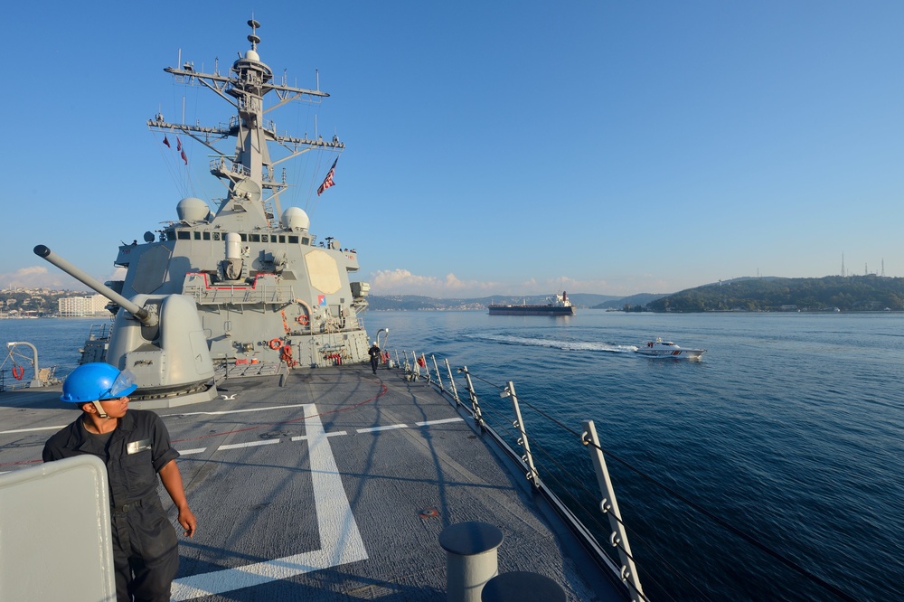 USS Ross transits Bosphorus Strait