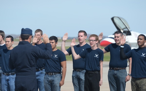 Thunderbirds swear in Oklahoma enlistees