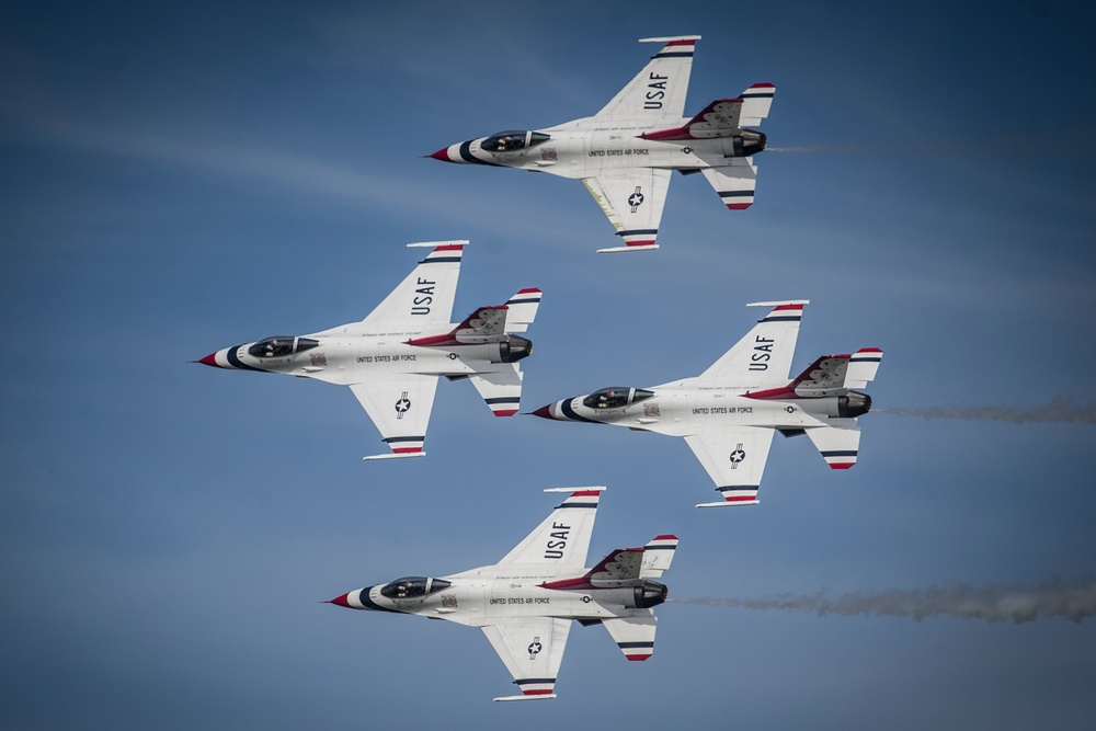 Thunderbirds perform Wing of Freedom Air Show