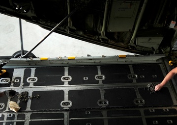 145th Maintenance Group works together to complete structural inspection