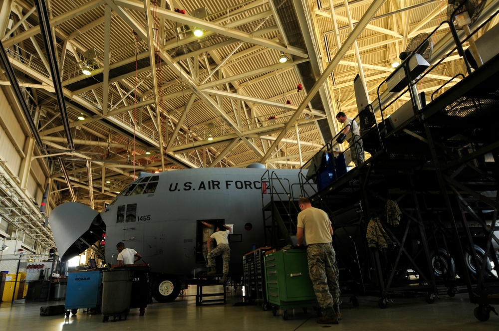 145th Maintenance Group works together to complete structural inspection