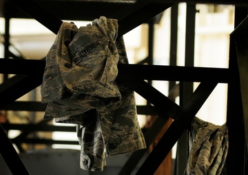 145th Maintenance Group works together to complete structural inspection