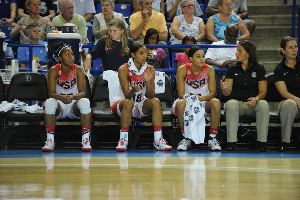 USA Women's Basketball Team receives dog tags from service members