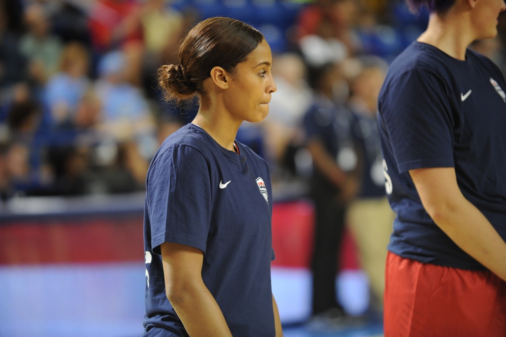 USA Women's Basketball Team receives dog tags from service members