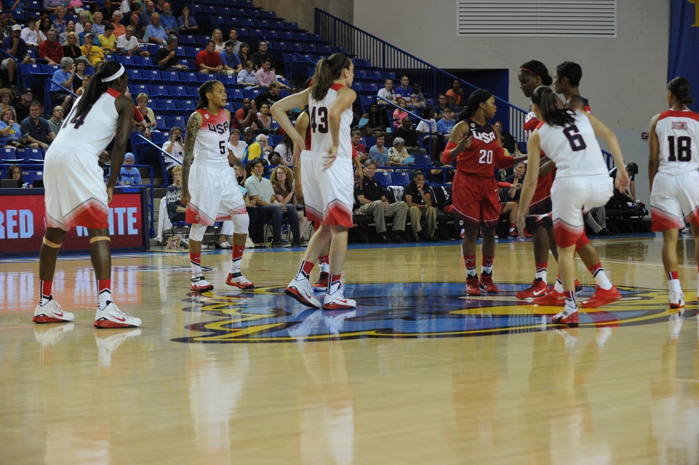 USA Women's Basketball Team receives dog tags from service members