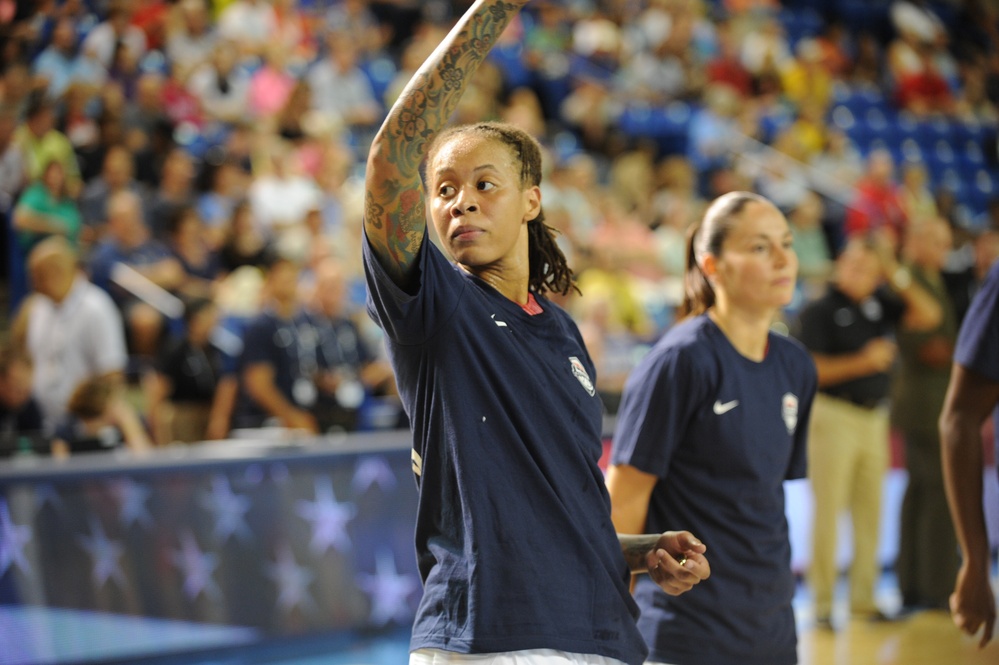 USA Women's Basketball Team receives dog tags from service members