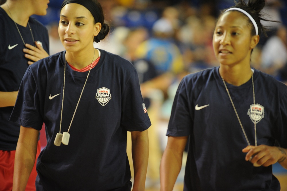 USA Women's Basketball Team receives dog tags from service members
