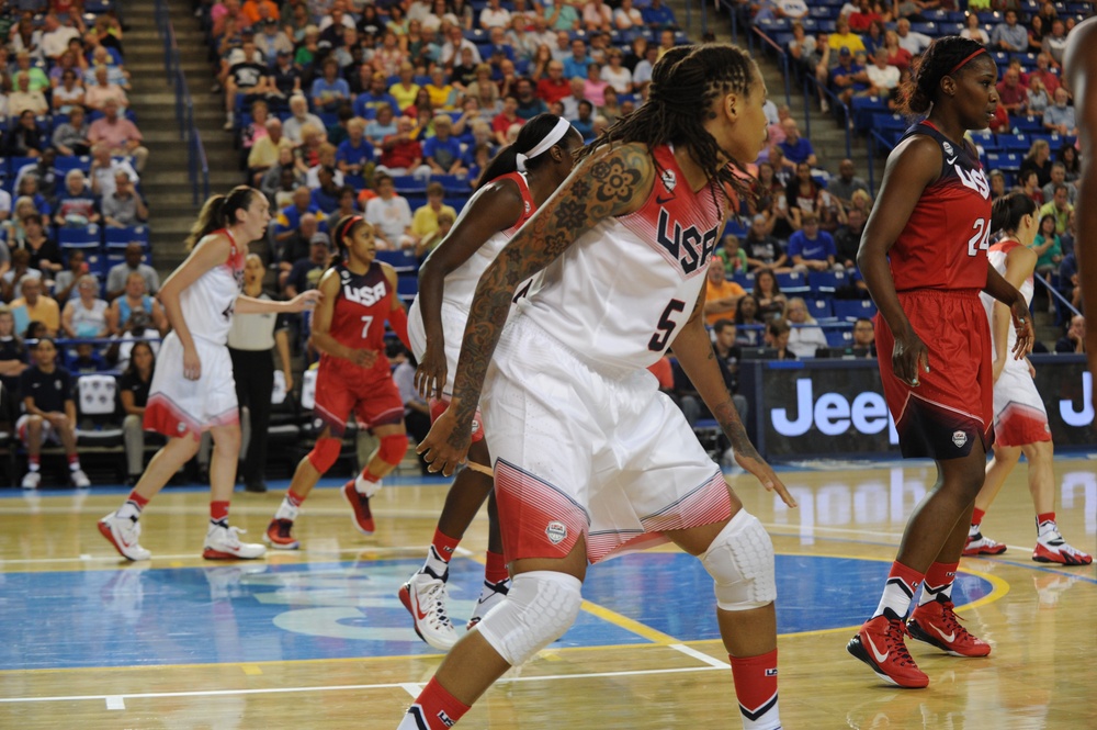 USA Women's Basketball Team receives dog tags from service members