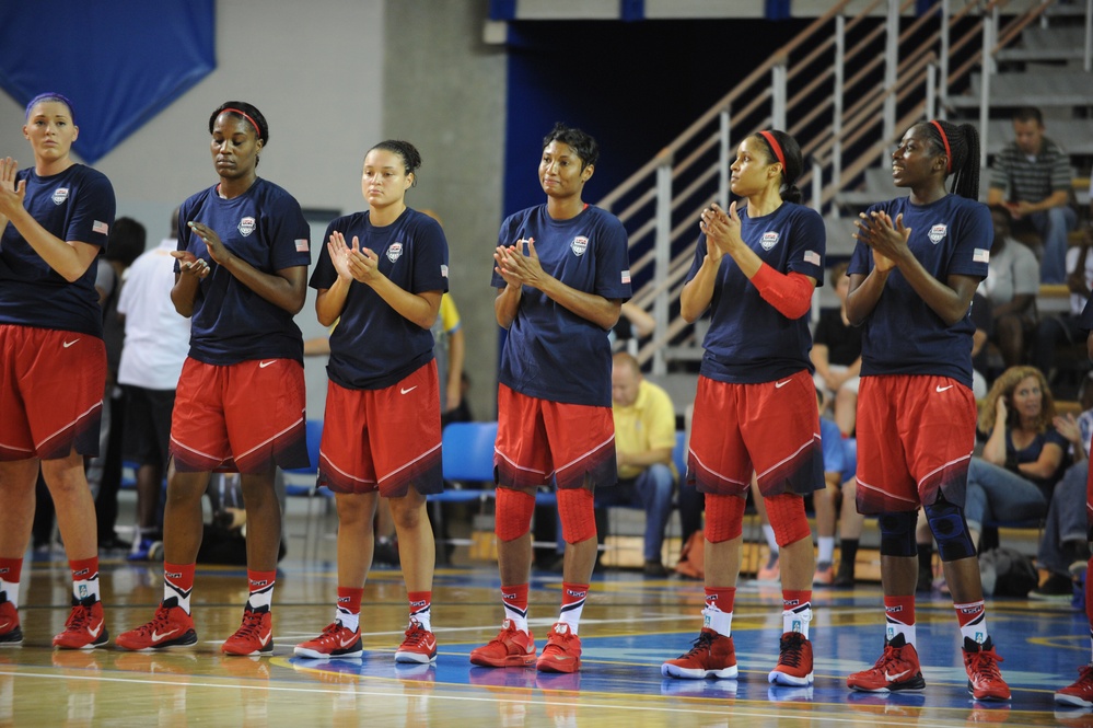 USA Women's Basketball Team receives dog tags from service members