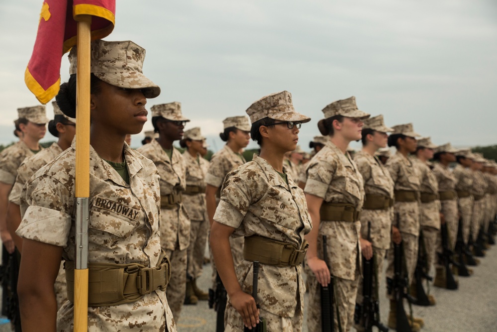 Marine recruits use teamwork to complete final drill evaluation