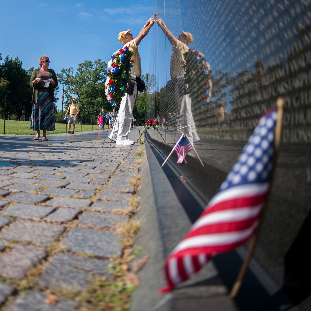 Family of MOH recipient Sloat makes solemn visit to Vietnam Wall