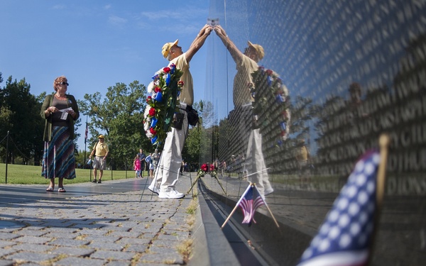Family of MOH recipient Sloat makes solemn visit to Vietnam Wall