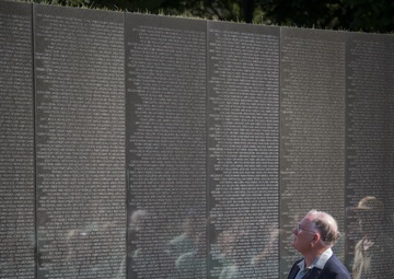 Family of MOH recipient Sloat makes solemn visit to Vietnam Wall