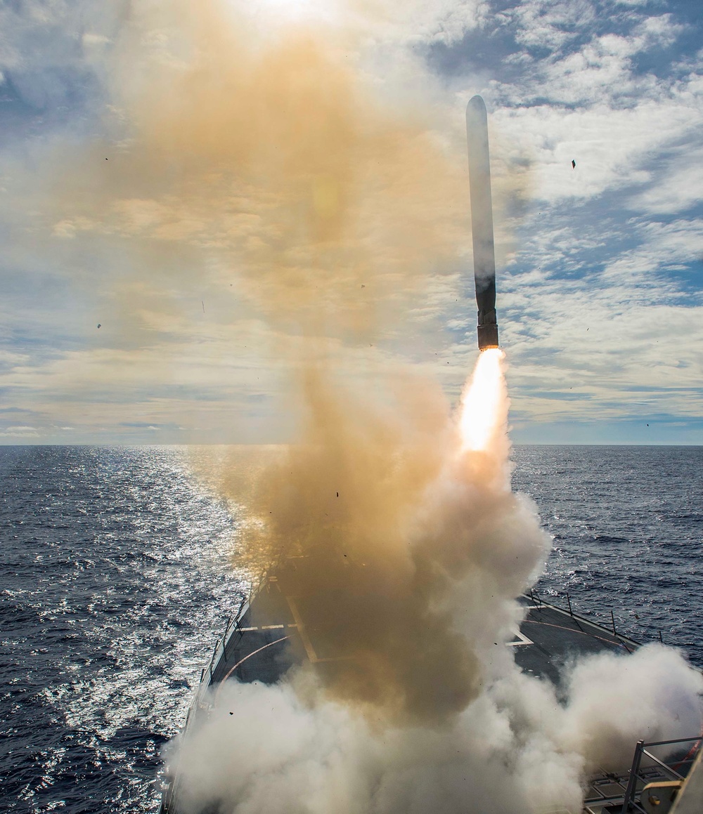 USS Mustin simulates a joint strike during Valiant Shield 2014