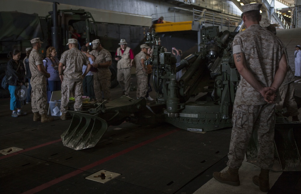 2D MLG Marines display weapons and vehicles to Baltimore citizens