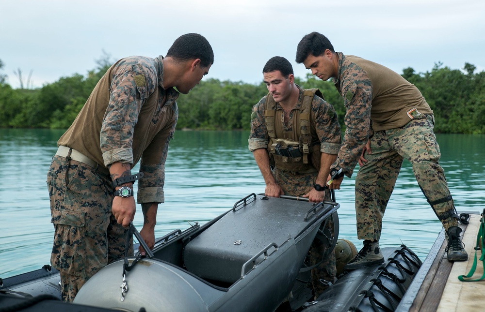 Recon Marines infiltrate beach, conduct raid