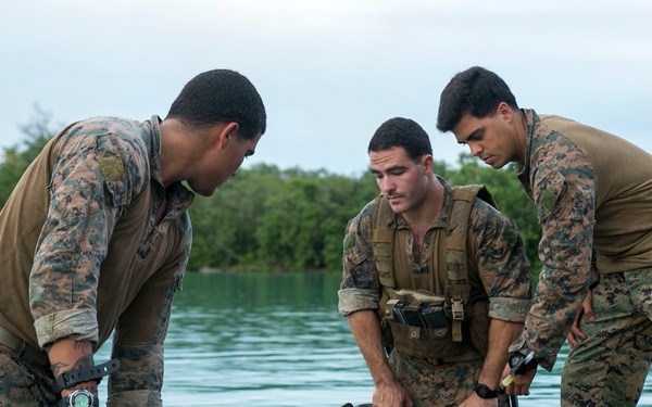 Recon Marines infiltrate beach, conduct raid