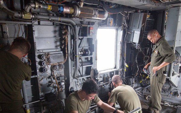 Marines perform preventive maintenance on Super Stallion aboard Mesa Verde