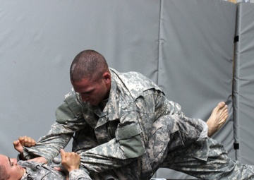 40th ESB conducts level two combatives class