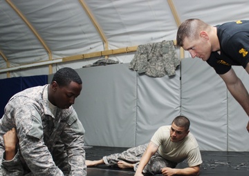 40th ESB conducts level two combatives class