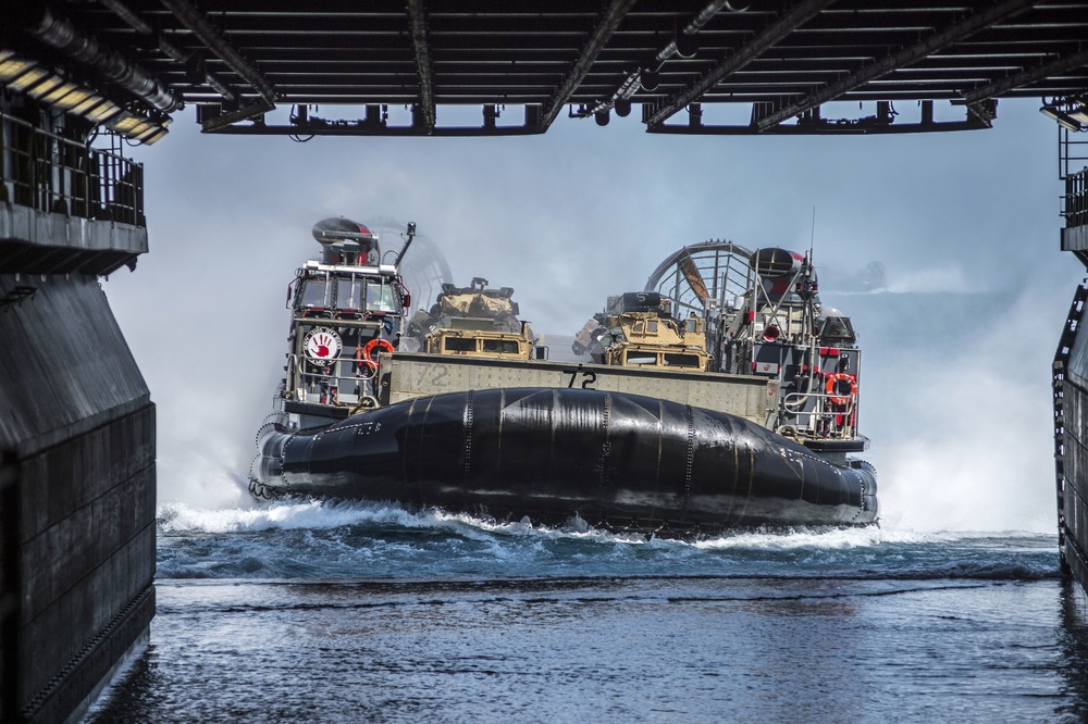 LCAC approaches USS Makin Island