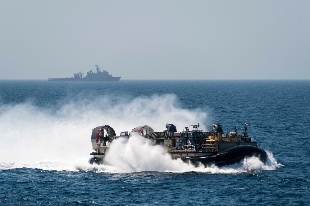LCAC approaches USS Makin Island