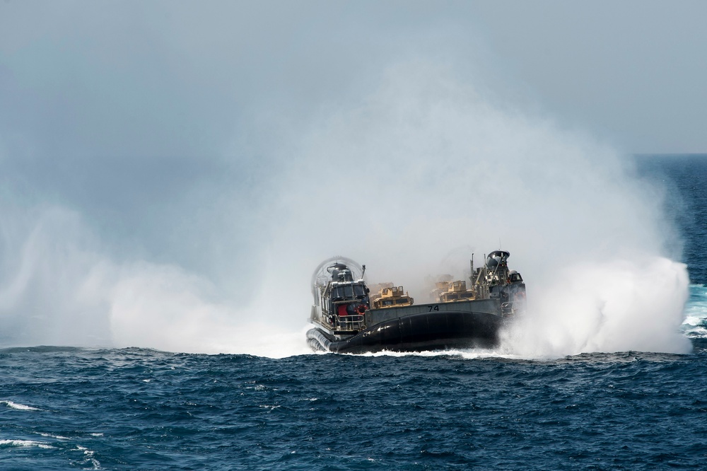 LCAC approaches USS Makin Island