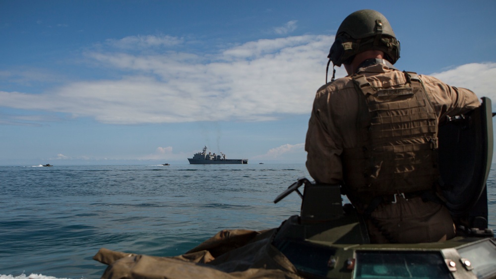 Attack of the Tracks: 2nd Assault Amphibian Battalion conducts ship operation