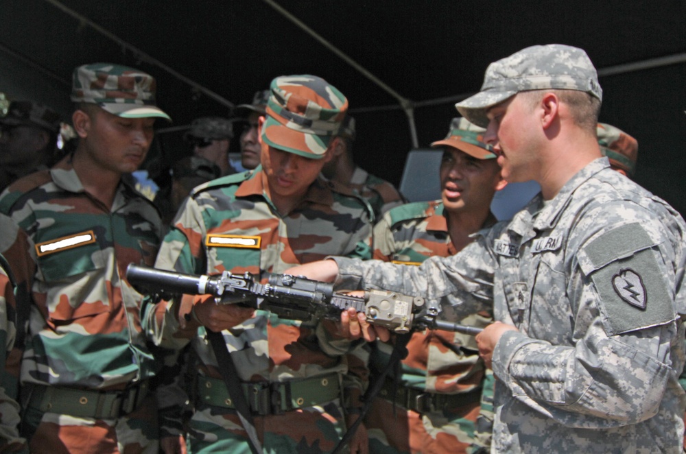 US, Indian Soldiers participate in weapons exchange
