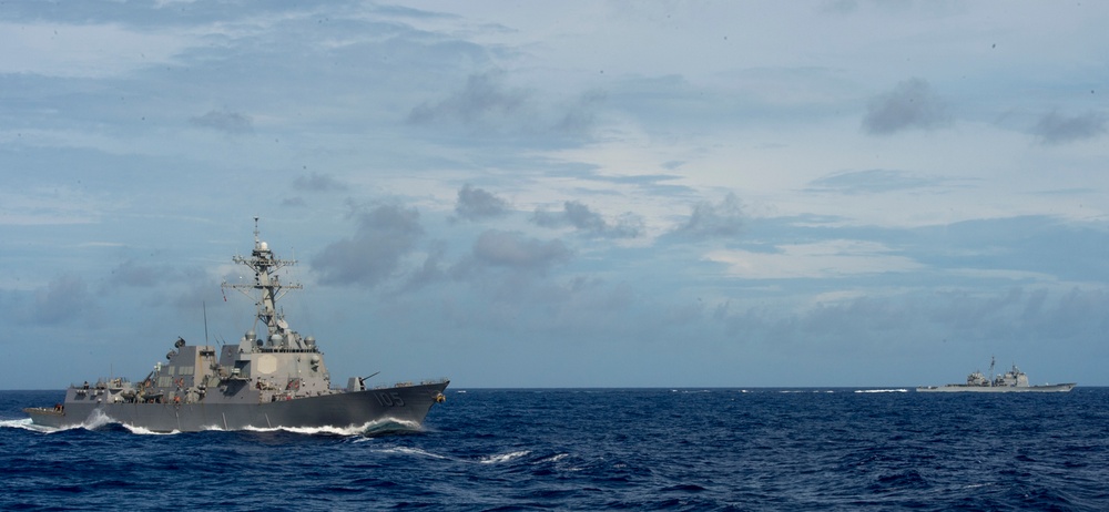 Seahawk distributes supplies to Carl Vinson Carrier Strike Group