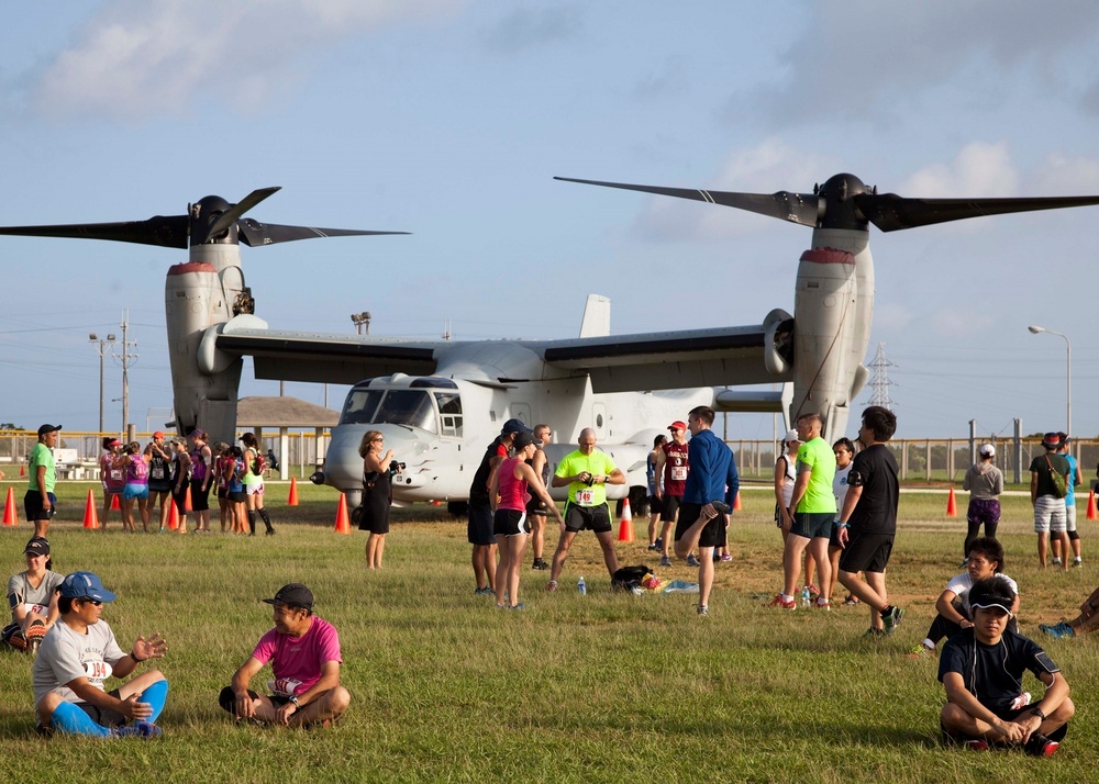 Ginowan Mayor kicks off MCAS Futenma 'Magic 10-miler'