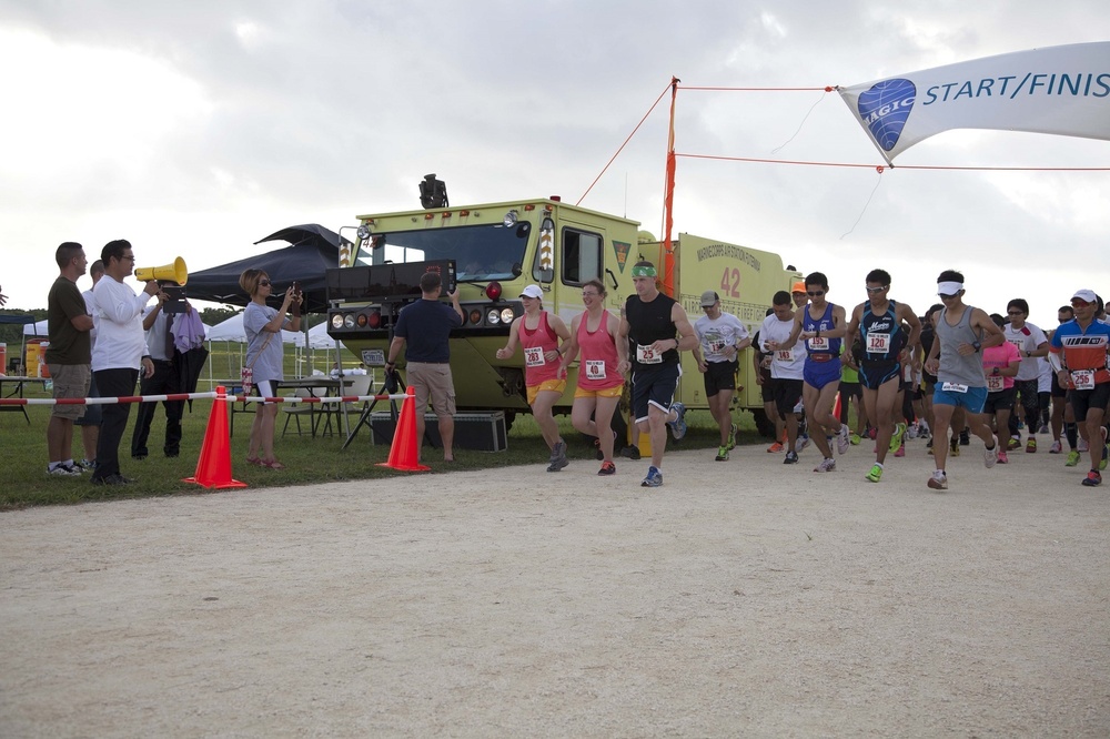 Ginowan Mayor kicks off MCAS Futenma 'Magic 10-miler'