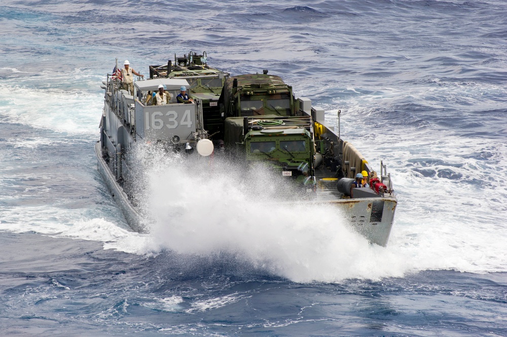 USS Peleliu LCU operations
