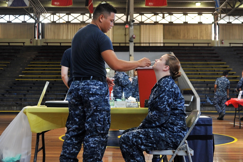 Pearl Harbor Sailors receive flu vaccination