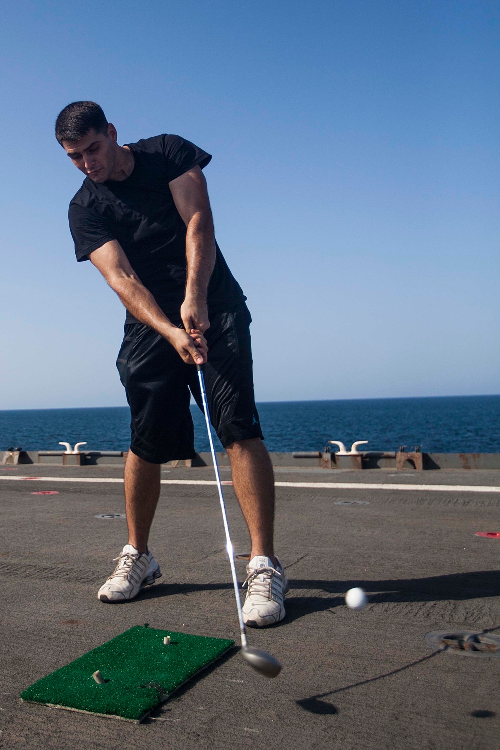 MEU Marines golf during steel beach aboard Gunston Hall