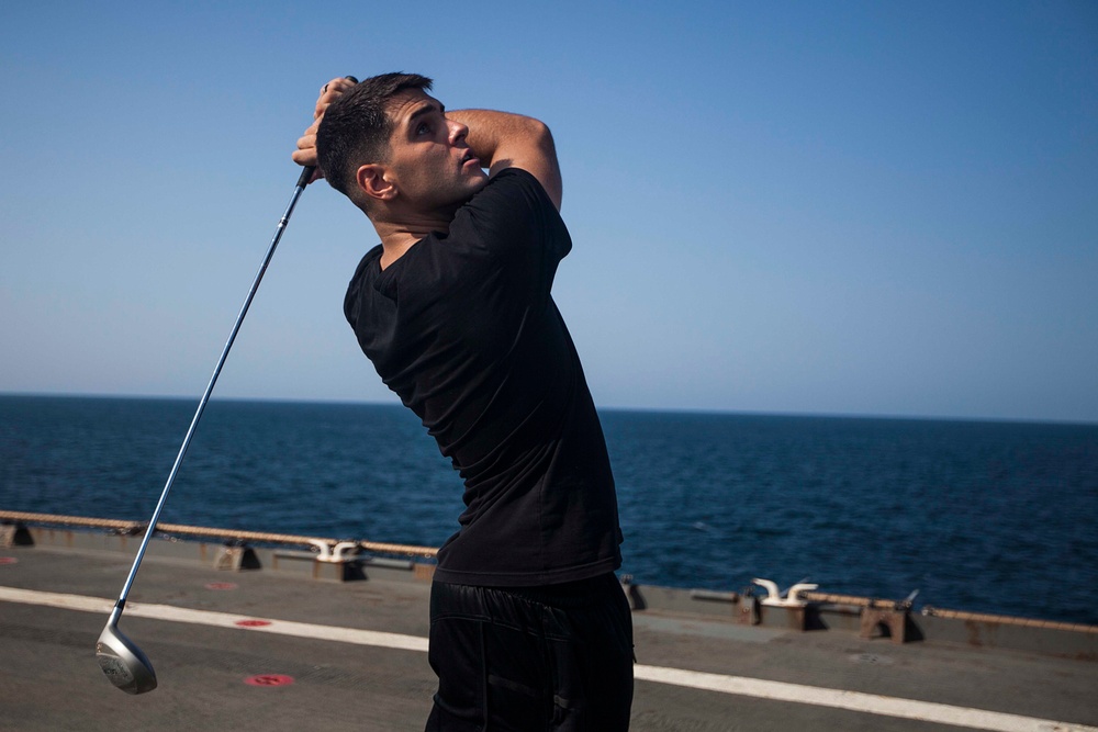 MEU Marines golf during steel beach aboard Gunston Hall