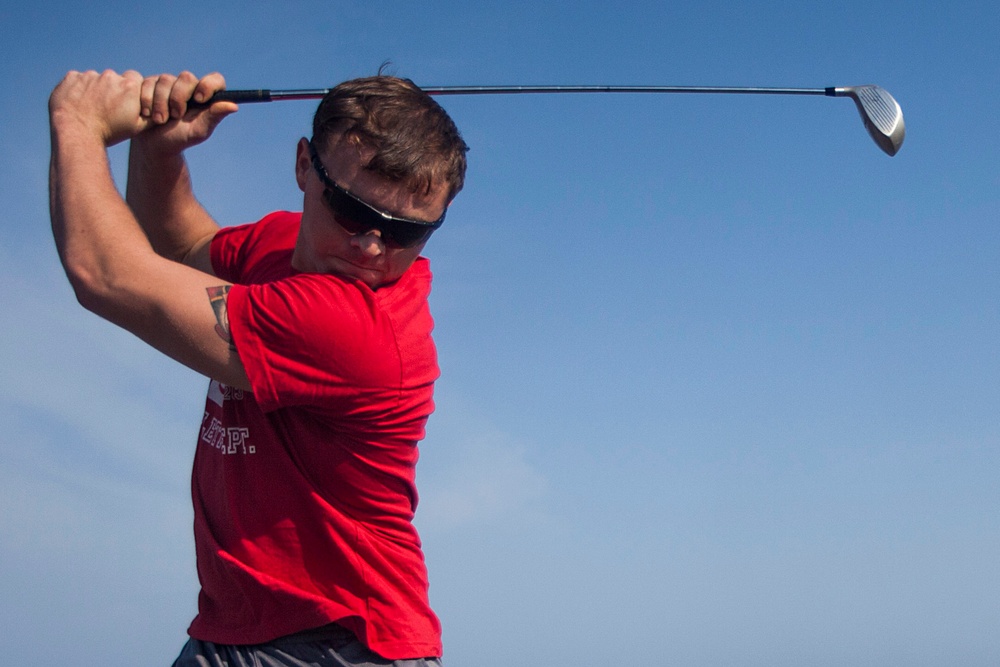 MEU Marines golf during steel beach aboard Gunston Hall