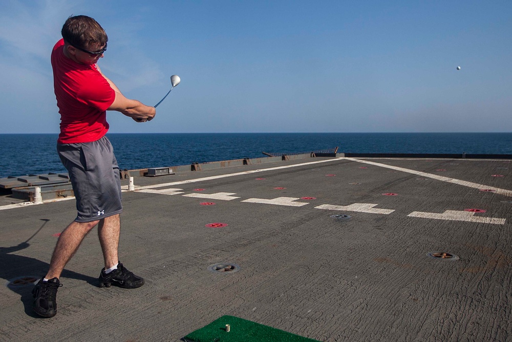 MEU Marines golf during steel beach aboard Gunston Hall