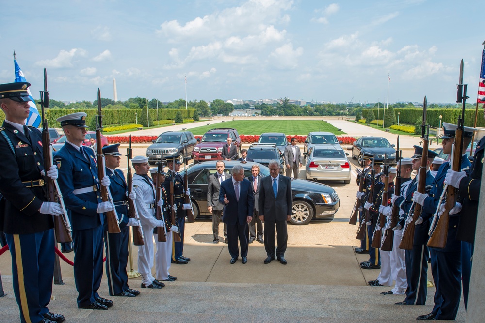 Chuck Hagel hosts an honor cordon for Greece's Minister of Defense