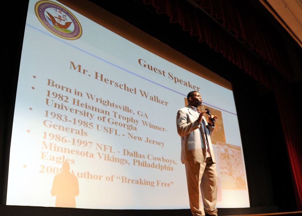 Herschel Walker addresses Sailors