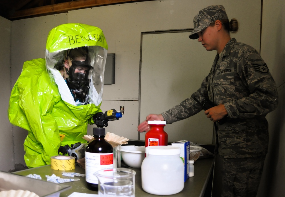 Illinois National Guardsmen train to identify WMDs