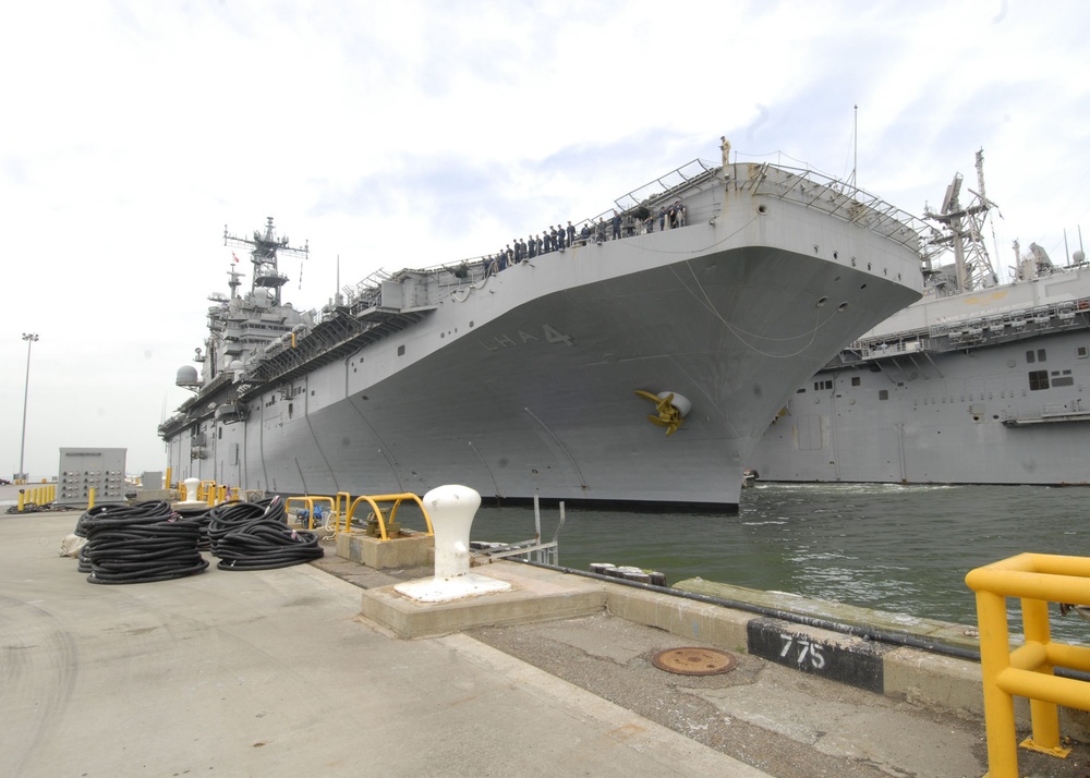 USS Nassau arrives in Norfolk
