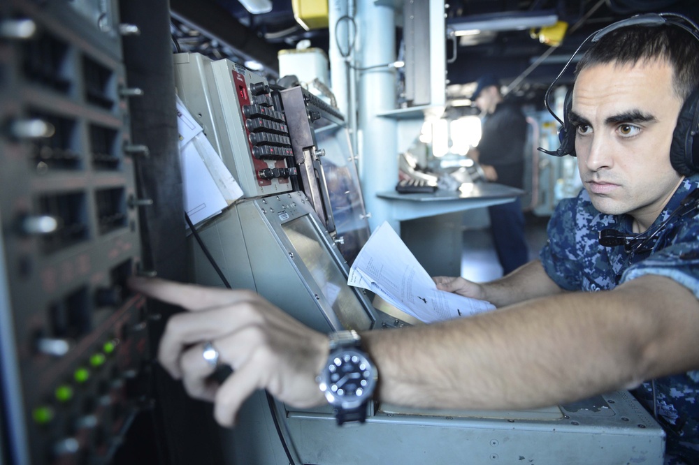 USS Nitze sailor conducts maintenance