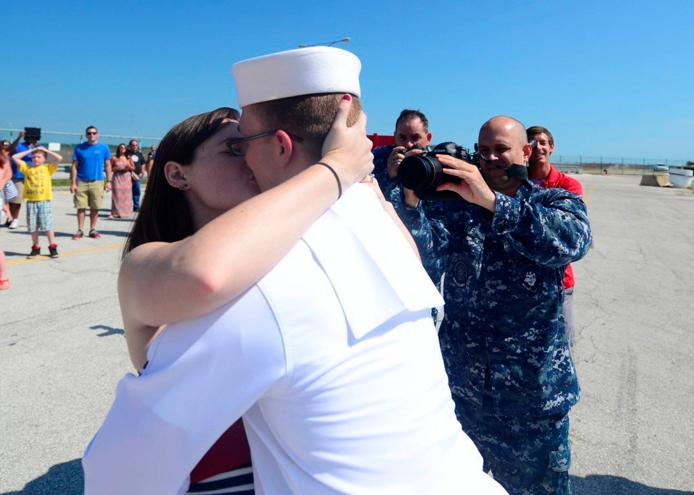 USS Halyburton sailor's homecoming