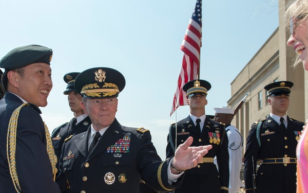 CJCS meets with his Singapore counterpart