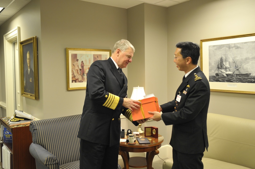 CNO meets with Republic of Singapore chief of navy