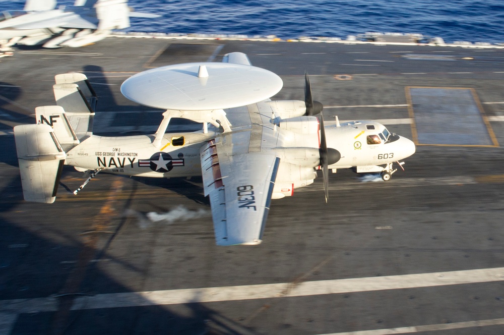 E-2C Hawkeye lands aboard USS George Washington