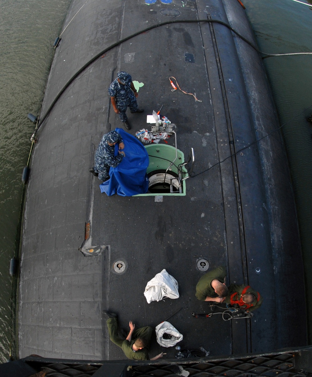 USS Scranton sailors perform maintenance